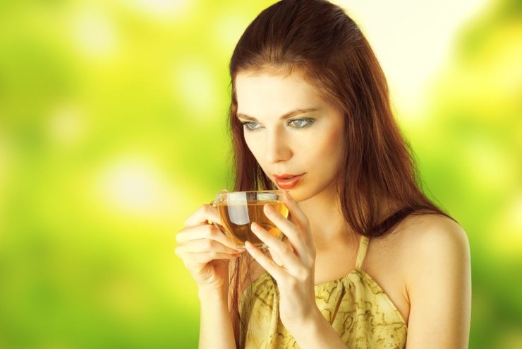 donna beve tè verde