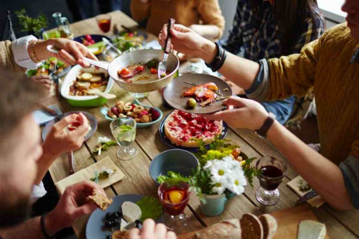 Ti senti “gonfio” la sera? Ecco cosa devi mangiare | Facciamo attenzione