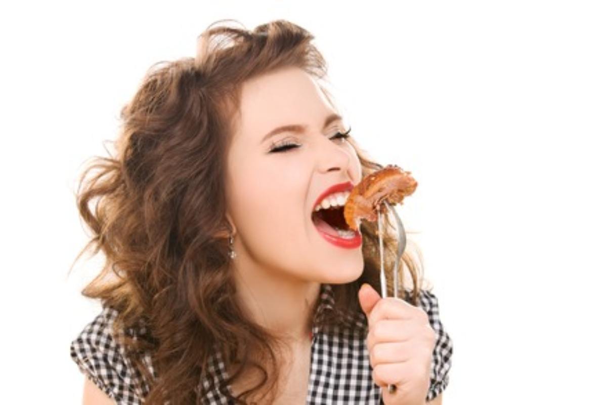 donna mangia carne