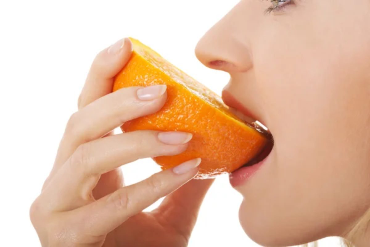 donna mangia arancia