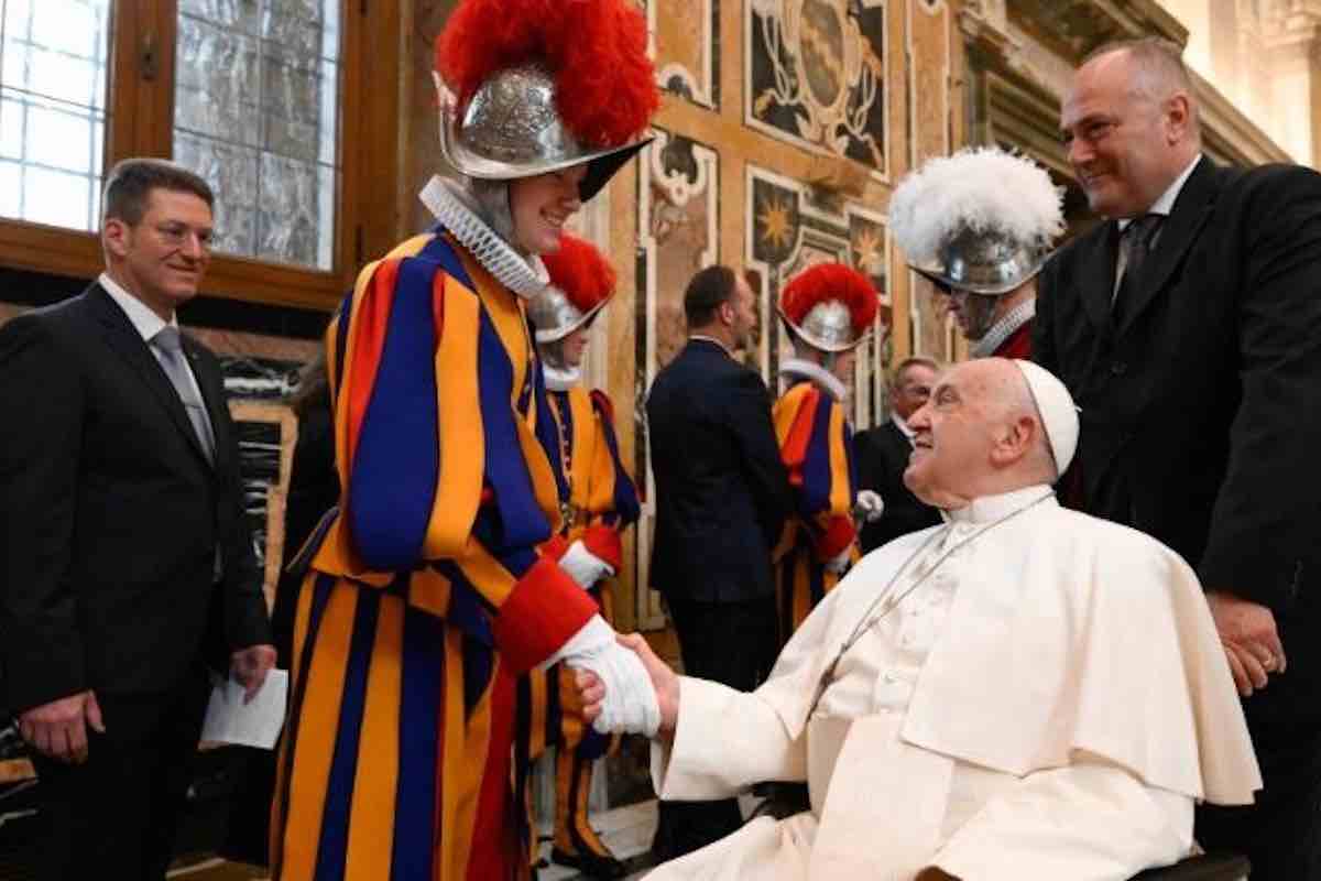 Sempre accanto al Papa in ogni occasione | Il complesso ruolo delle Guardie Svizzere