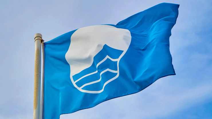 L’Italia del mare e dei laghi è premiata dalle Bandiere Blu | Ecco quali sono le località